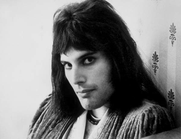 tableaux-photos - Tableau -Le chanteur Freddie Mercury (1946-1991) dans Les années 70 - BRIDGEMAN IMAGES