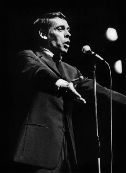 tableaux-photos - Tableau -Jacques Brel sur scène à l'Olympia de Paris le 7 octobre 1966 - BRIDGEMAN IMAGES