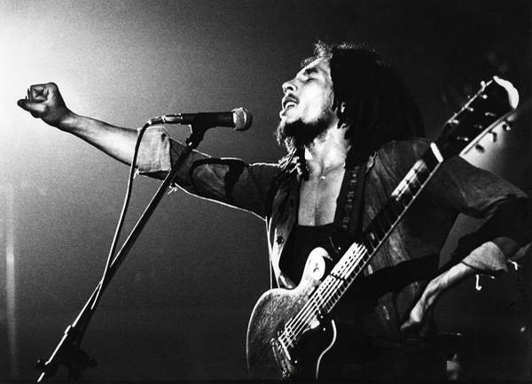 tableaux-photos - Tableau -Bob Marley Bob Marley lors d'un spectacle, Pays-Bas 1977-1981. - BRIDGEMAN IMAGES