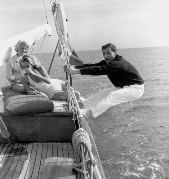 tableaux-photos - Tableau -Charles Aznavour, Nicole Berger et Elga Andersen au Festival de Cannes le 8 mai 1959 - BRIDGEMAN IMAGES