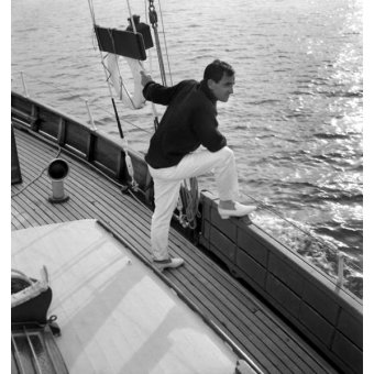  - Tableau -Charles Aznavour lors du Festival de Cannes le 9 mai 1959 à bord du "Bengali" - BRIDGEMAN IMAGES