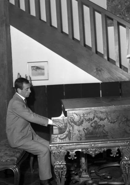 tableaux-photos - Tableau -Charles Aznavour - BRIDGEMAN IMAGES