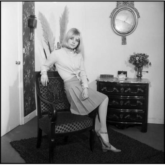 Tableaux Photos - France Gall chez elle, Paris, 1966 - BRIDGEMAN IMAGES