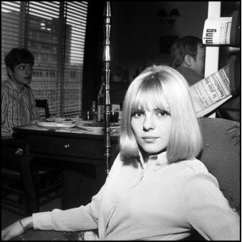 Tableaux Photos - France Gall chez elle, Paris, 1966 - BRIDGEMAN IMAGES