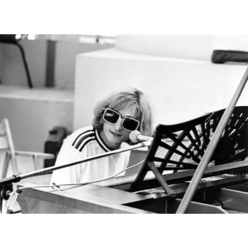 Michel Polnareff jouant du piano sur la Côte d'Azur en 1966