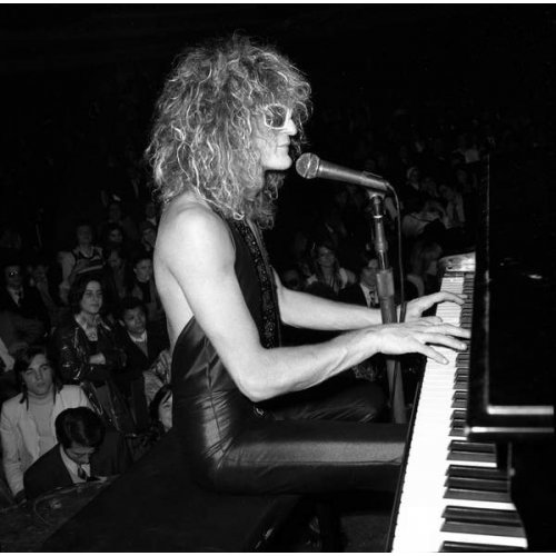 Le chanteur français Michel Polnareff sur scène à l'Olympia de Paris le 28 mars 1973