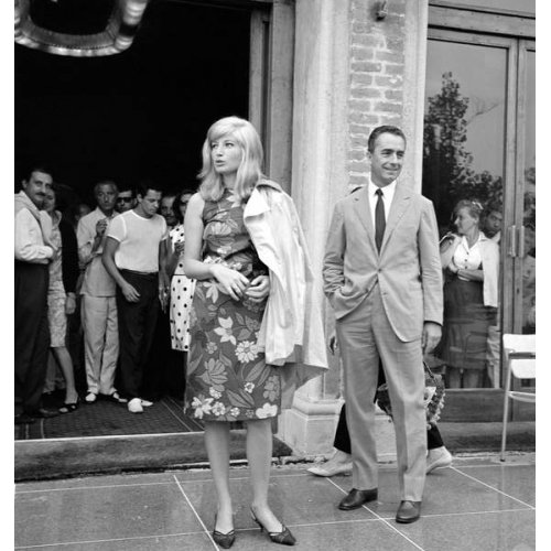 Le réalisateur Michelangelo Antonioni et l'actrice Monica Vitti à la Mostra de Venise 1962