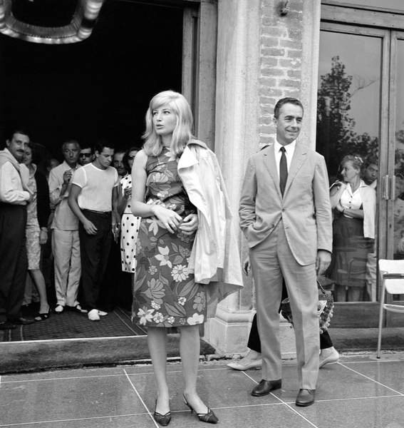 tableaux-photos - Le réalisateur Michelangelo Antonioni et l'actrice Monica Vitti à la Mostra de Venise 1962 - BRIDGEMAN IMAGES