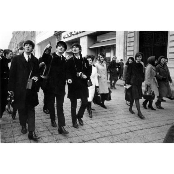 Membres du groupe The Beatles marchant le long des Champs Elysées, avant la représentation à L'Olympia, Paris le 15 janvier 1964