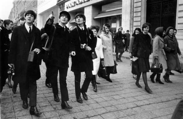 tableaux-photos - Membres du groupe The Beatles marchant le long des Champs Elysées, avant la représentation à L'Olympia, Paris le 15 janvier 1964 - BRIDGEMAN IMAGES