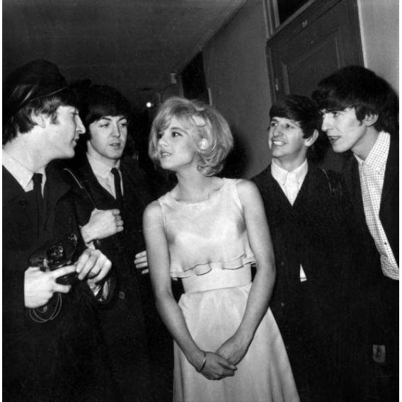 La chanteuse française Sylvie Vartan avec les Beatles à l'Olympia, Paris, le 16 janvier 1964