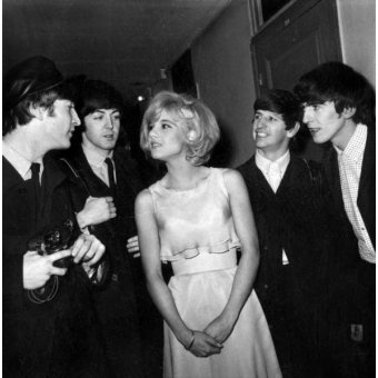 Tableaux Photos - La chanteuse française Sylvie Vartan avec les Beatles à l'Olympia, Paris, le 16 janvier 1964 - BRIDGEMAN IMAGES