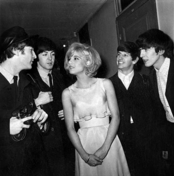 tableaux-photos - La chanteuse française Sylvie Vartan avec les Beatles à l'Olympia, Paris, le 16 janvier 1964 - BRIDGEMAN IMAGES