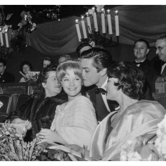  - Alain Delon embrasse Romy Schneider - BRIDGEMAN IMAGES