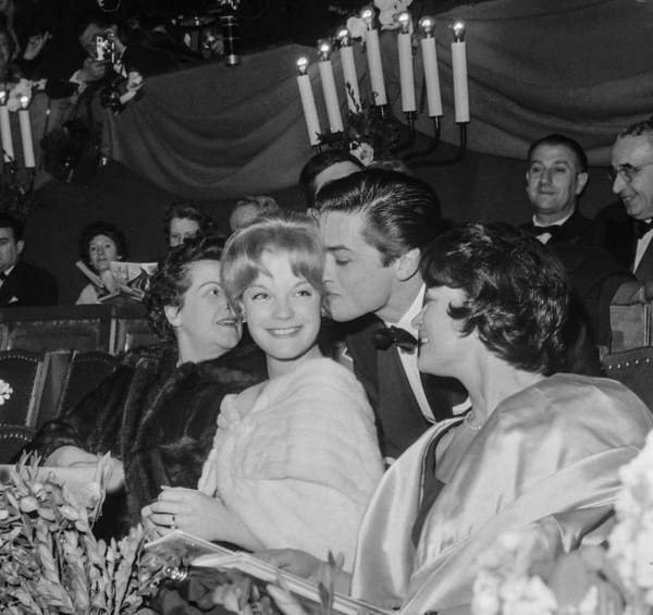 tableaux-photos - Alain Delon embrasse Romy Schneider - BRIDGEMAN IMAGES