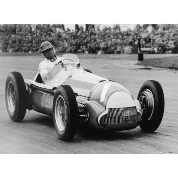 Juan Manuel Fangio lors d'une course au volant d'une Alfa Romeo le 5 mai 1951