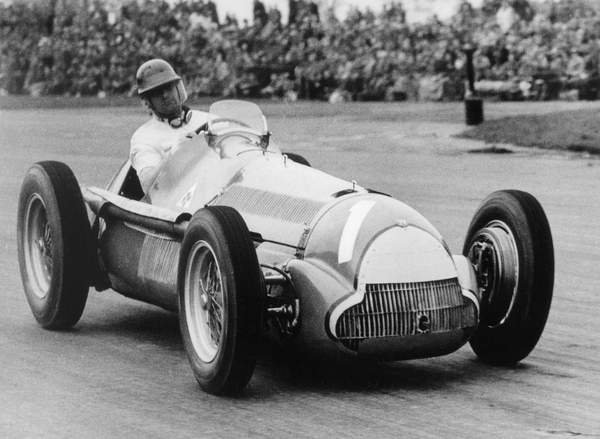 tableaux-photos - Juan Manuel Fangio lors d'une course au volant d'une Alfa Romeo le 5 mai 1951 - BRIDGEMAN IMAGES