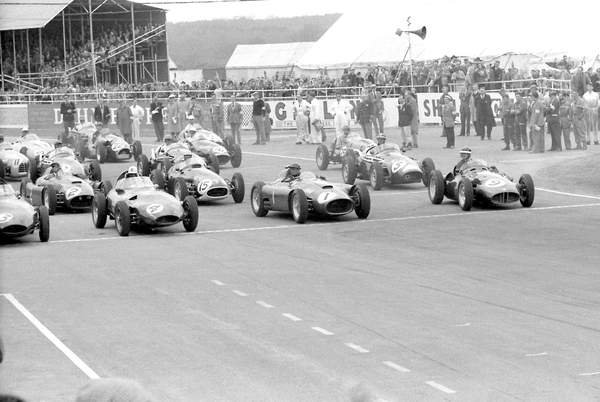 tableaux-photos - Juan Manuel Fangio dans une BRM et Mike Hawthorn dans une Lancia-Ferrari au départ, 1956 - BRIDGEMAN IMAGES