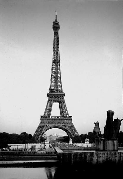 tableaux-photos - Vue de la Tour Eiffel réalisée en 1889 par Gustave Eiffel (1832-1923). Paris - BRIDGEMAN IMAGES