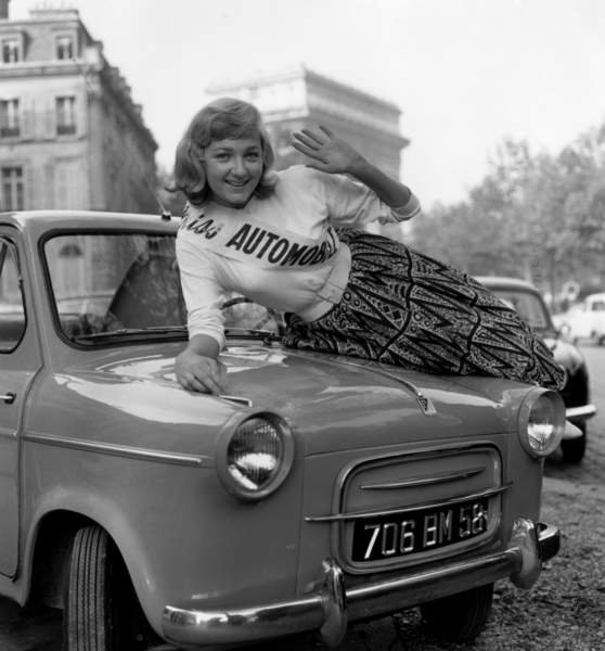 tableaux-photos - Evelyne Ricke : Miss Automobile le 14 octobre 1958 - BRIDGEMAN IMAGES
