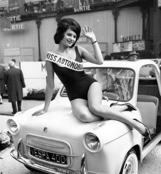 tableaux-photos - Lydiane Huet, "Miss Automobile" au Salon de l'Auto - BRIDGEMAN IMAGES