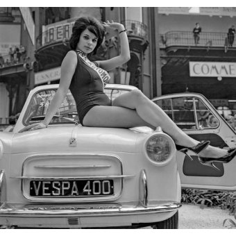  - Lydiane Huet, "Miss Automobile" au Salon de l'Auto - BRIDGEMAN IMAGES