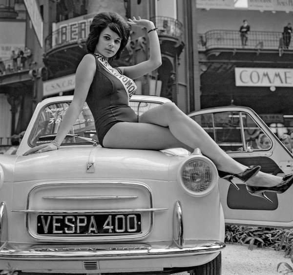 tableaux-photos - Lydiane Huet, "Miss Automobile" au Salon de l'Auto - BRIDGEMAN IMAGES
