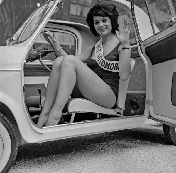 tableaux-photos - Lydiane Huet, "Miss Automobile" au Salon de l'Auto - BRIDGEMAN IMAGES