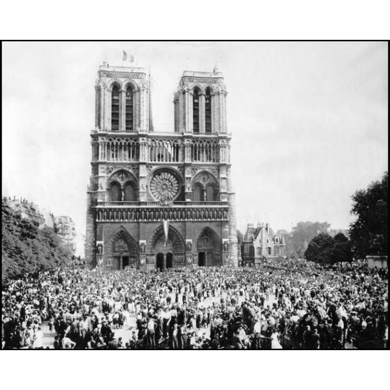 Cathédrale Notre Dame de Paris après la libération de Paris, 25 août 1944
