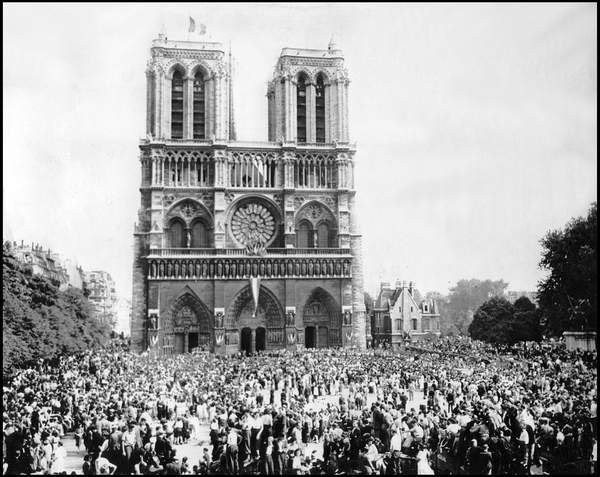 tableaux-photos - Cathédrale Notre Dame de Paris après la libération de Paris, 25 août 1944 - BRIDGEMAN IMAGES