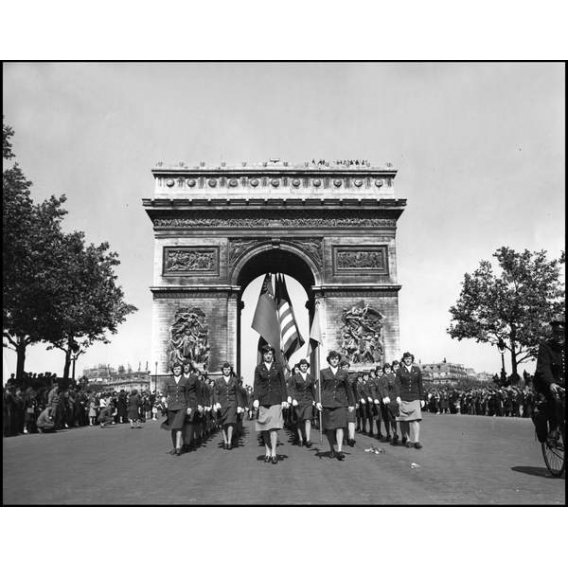 Les Champs Elysées devant l'Arc de Triomphe