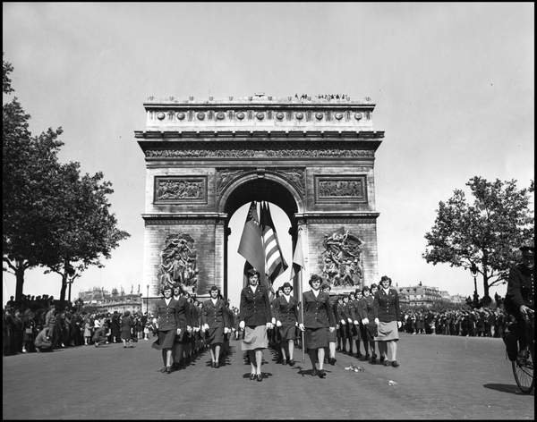 tableaux-photos - Les Champs Elysées devant l'Arc de Triomphe - BRIDGEMAN IMAGES