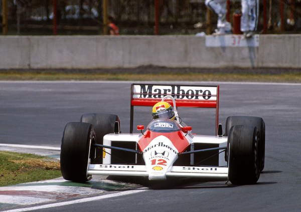 tableaux-photos - Ayrton Senna au volant d'une McLaren MP4/4, 1988 - BRIDGEMAN IMAGES