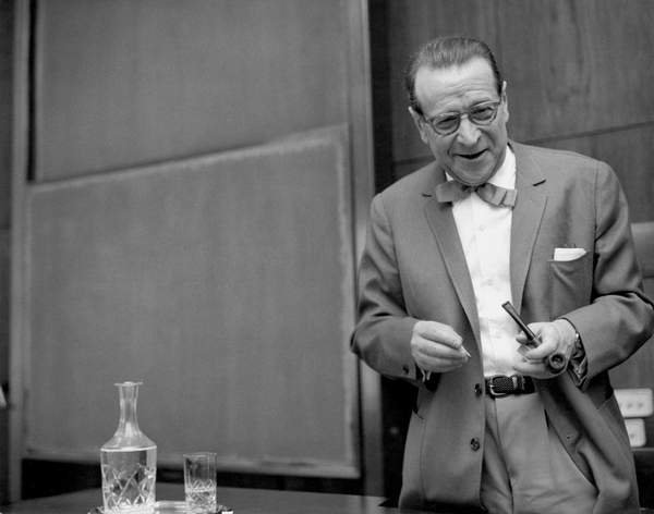 tableaux-photos - L'écrivain Georges Simenon à l'Université d'État de Milan - BRIDGEMAN IMAGES