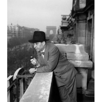 Tableaux Photos - L'écrivain français Georges Simenon (1903-1989) fumant la pipe sur un balcon de l'hôtel Claridge - BRIDGEMAN IMAGES