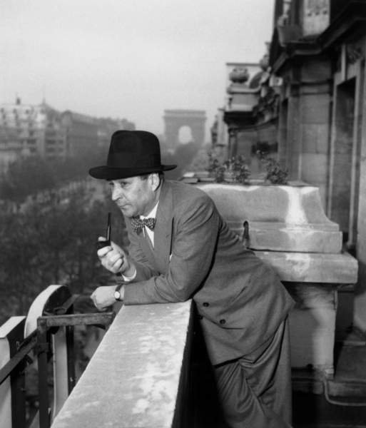 tableaux-photos - L'écrivain français Georges Simenon (1903-1989) fumant la pipe sur un balcon de l'hôtel Claridge - BRIDGEMAN IMAGES