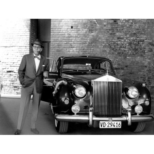 Portrait de l'ecrivain Georges Simenon avec sa Rolls Royce