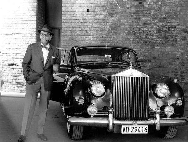 tableaux-photos - Portrait de l'ecrivain Georges Simenon avec sa Rolls Royce - BRIDGEMAN IMAGES