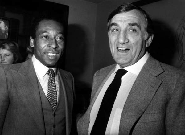 tableaux-photos - Lino Ventura avec le footballeur Pelé en 1981 - BRIDGEMAN IMAGES