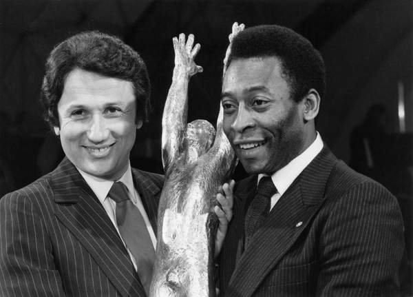 tableaux-photos - Michel Ducker et Pelé dans l'émission Stars en juin 1981 - BRIDGEMAN IMAGES