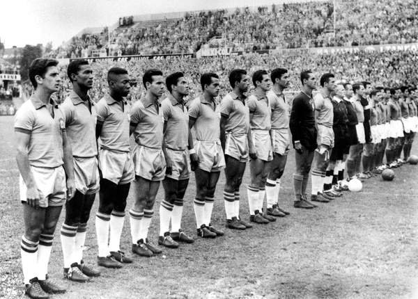 tableaux-photos - Équipes brésilienne et française de football le 24 juin 1958 - BRIDGEMAN IMAGES