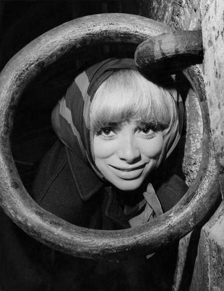 tableaux-photos - Gallia De Georges Lautner Avec Mireille Darc 1965 - BRIDGEMAN IMAGES