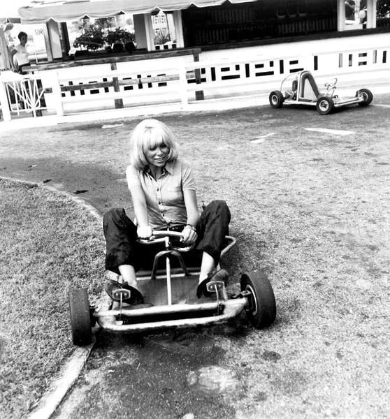 tableaux-photos - L'actrice française Mireille Darc karting à Antibes, 1969 - BRIDGEMAN IMAGES