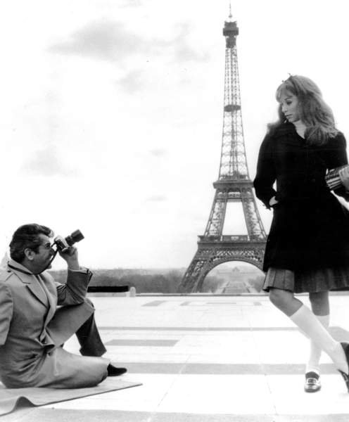 tableaux-photos - Mireille Darc Devant La Tour Eiffel - BRIDGEMAN IMAGES