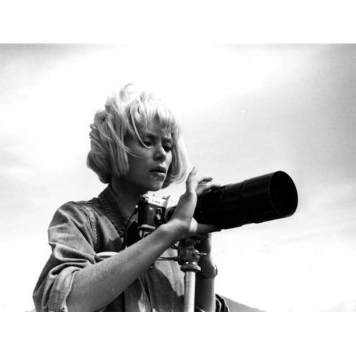 Mireille Darc photographiant des photographes à Paris en 1967