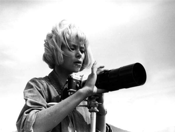 tableaux-photos - Mireille Darc photographiant des photographes à Paris en 1967 - BRIDGEMAN IMAGES