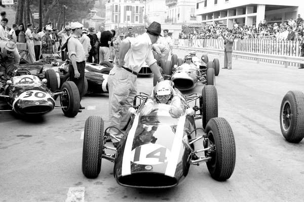 tableaux-photos - McLaren Cooper John vainqueur du GP de Monaco, 1962 - BRIDGEMAN IMAGES