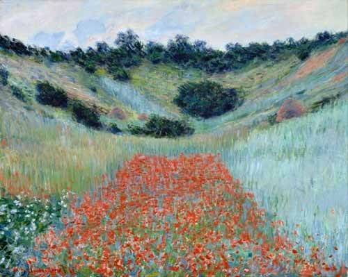 Champ de fleurs rouges au premier plan avec collines verdoyantes et ciel lumineux, tableau de Monet adapté pour être accroché chez soi.